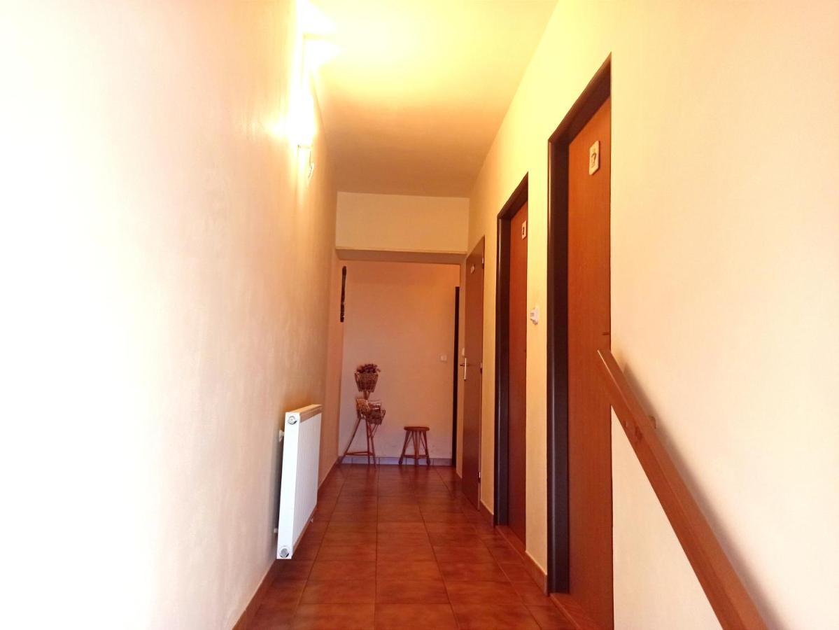 P&P Jicin Apartments - Soukrome 2-3 Luzkove Pokoje S Vlastni Kuchyni A Koupelnou エクステリア 写真