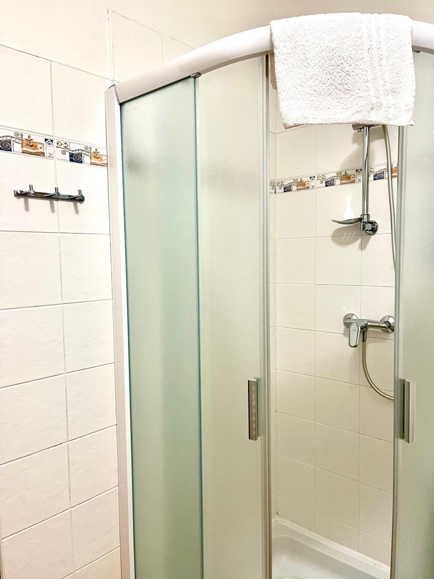 P&P Jicin Apartments - Soukrome 2-3 Luzkove Pokoje S Vlastni Kuchyni A Koupelnou エクステリア 写真