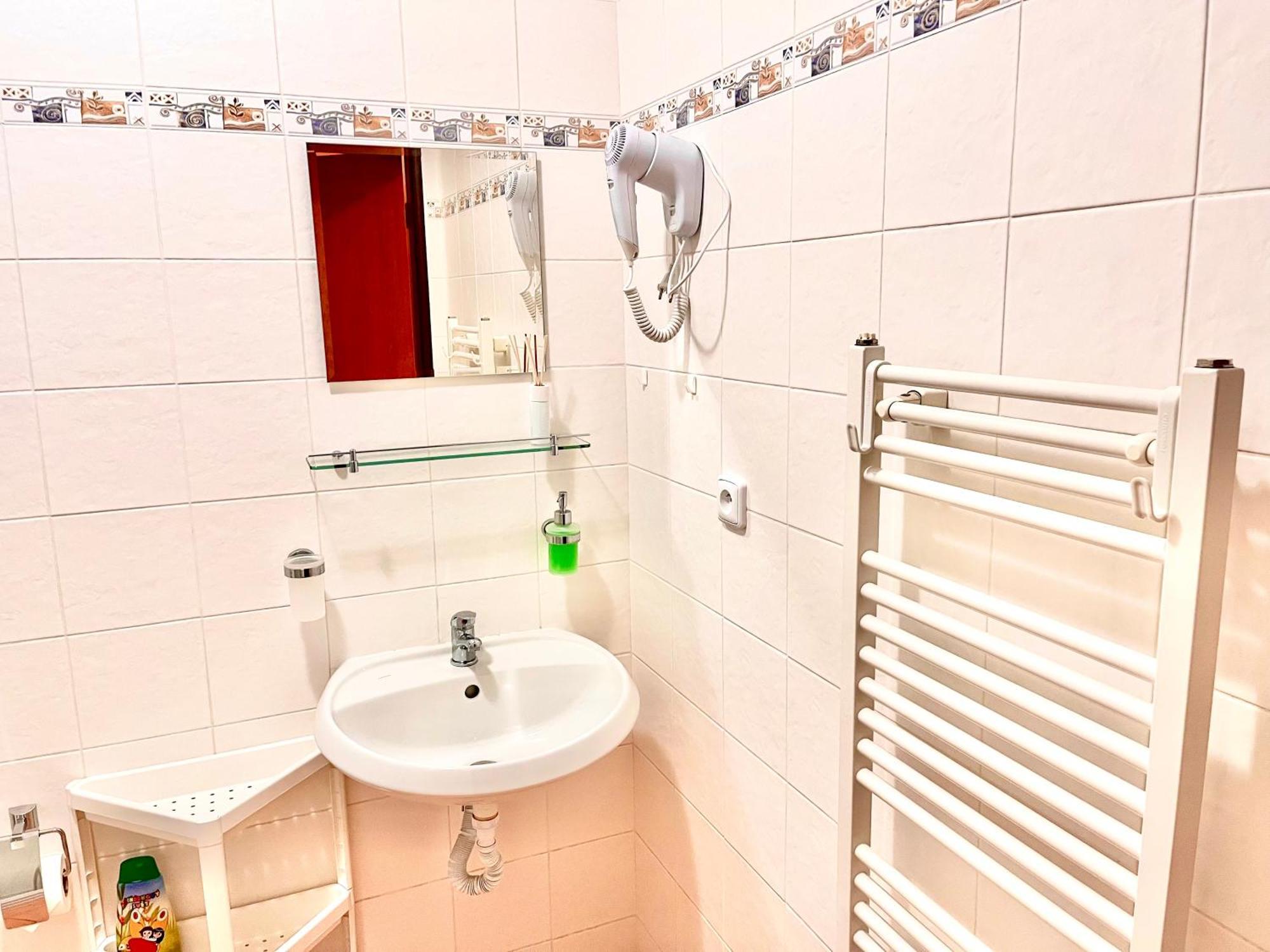 P&P Jicin Apartments - Soukrome 2-3 Luzkove Pokoje S Vlastni Kuchyni A Koupelnou エクステリア 写真